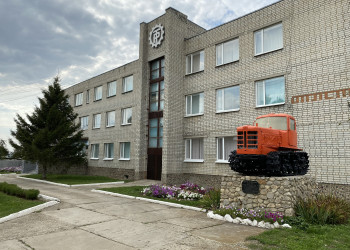 Михайловский техникум им. А. Мерзлова и знаменитый трактор – фотографии России