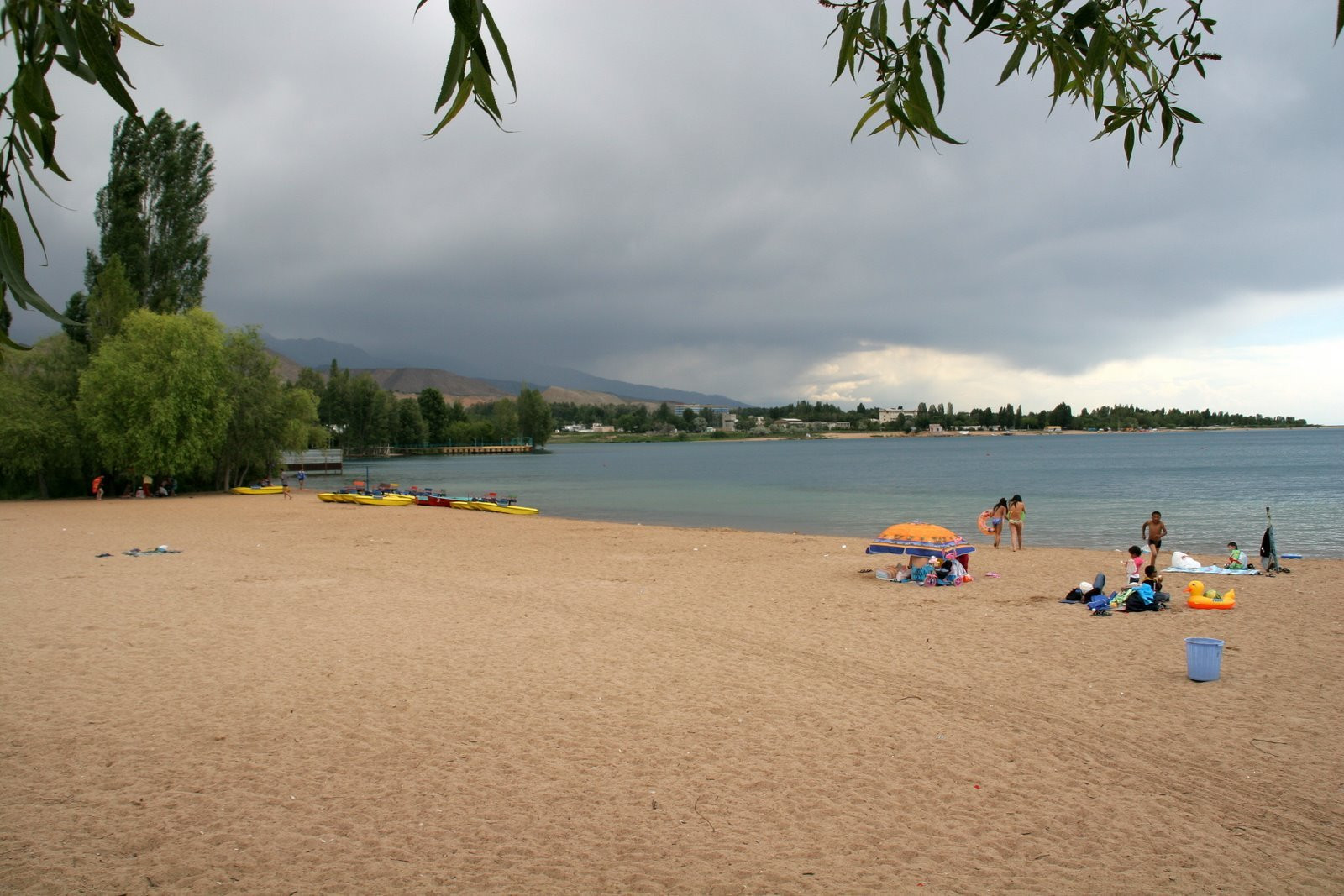 Озеро Иссык-Куль в городе Чолпон-Ата, Киргизия – фотографии Киргизии