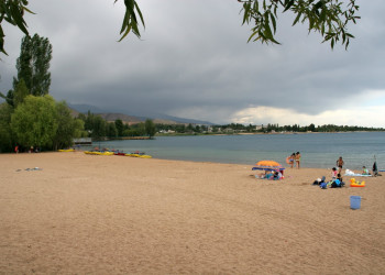 Озеро Иссык-Куль в городе Чолпон-Ата, Киргизия – фотографии Киргизии