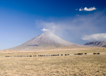Вулкан возле озера Натрон – фотографии Танзании