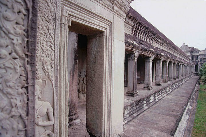 The endless corridors at Angkor Wat – фотографии Камбоджи