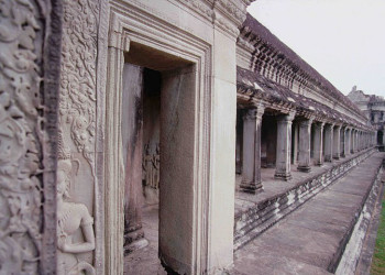 The endless corridors at Angkor Wat – фотографии Камбоджи