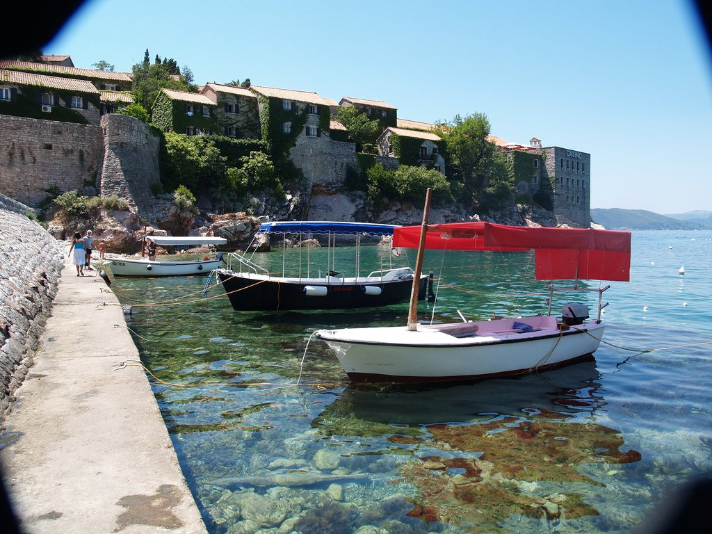Лодки у причала в Святой Стефан, Черногория – фотографии Черногории
