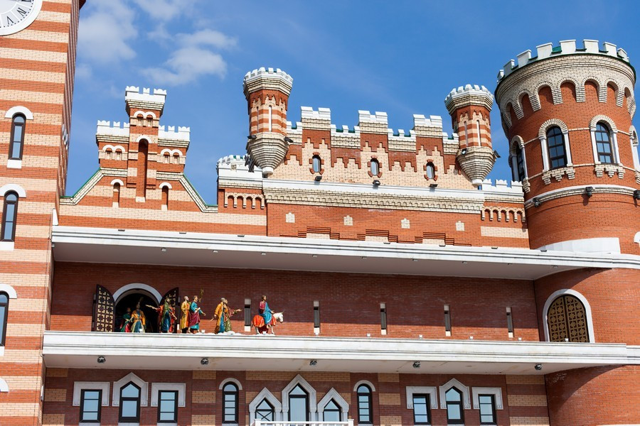 Часы "12 апостолов" на Патриаршей площади в Йошкар-Оле – фотографии России