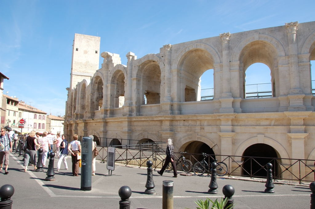 Туристы в Арль, Франция – фотографии Франции