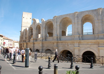 Туристы в Арль, Франция – фотографии Франции
