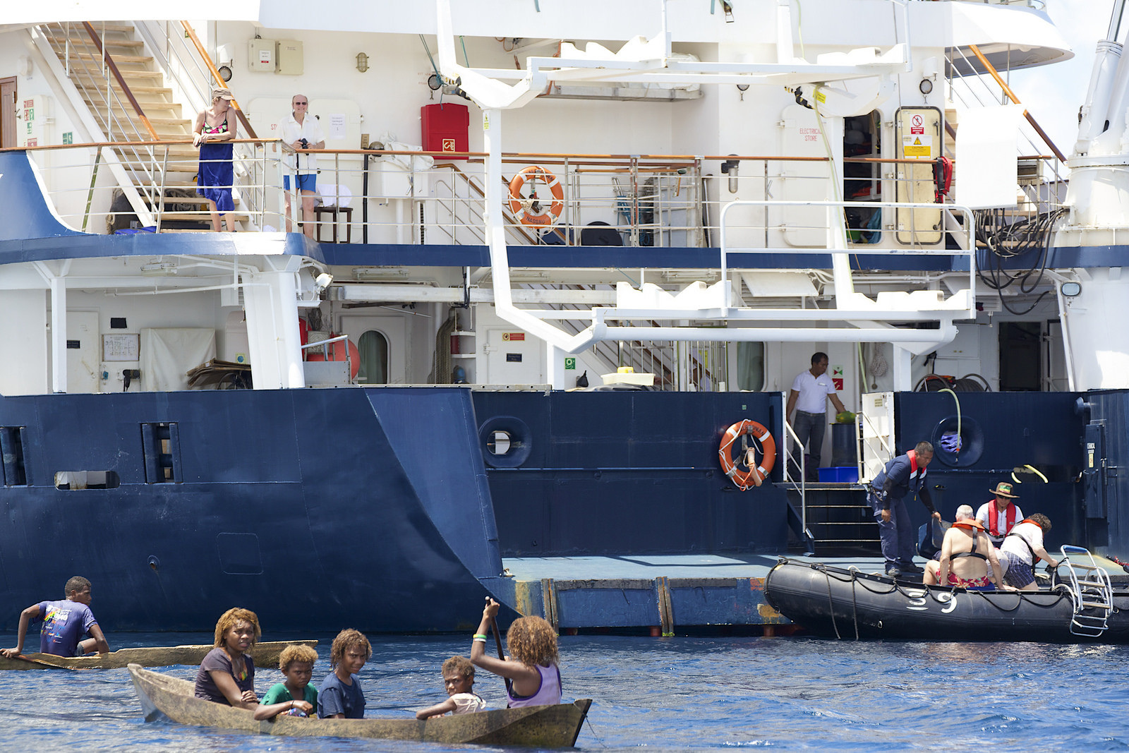 О-ва Санта-Крус, лодки "местных" возле круизного лайнера. Фото 1 – фотографии Соломоновых Островов