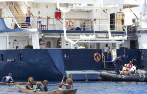 О-ва Санта-Крус, лодки "местных" возле круизного лайнера. Фото 1 – фотографии Соломоновых Островов