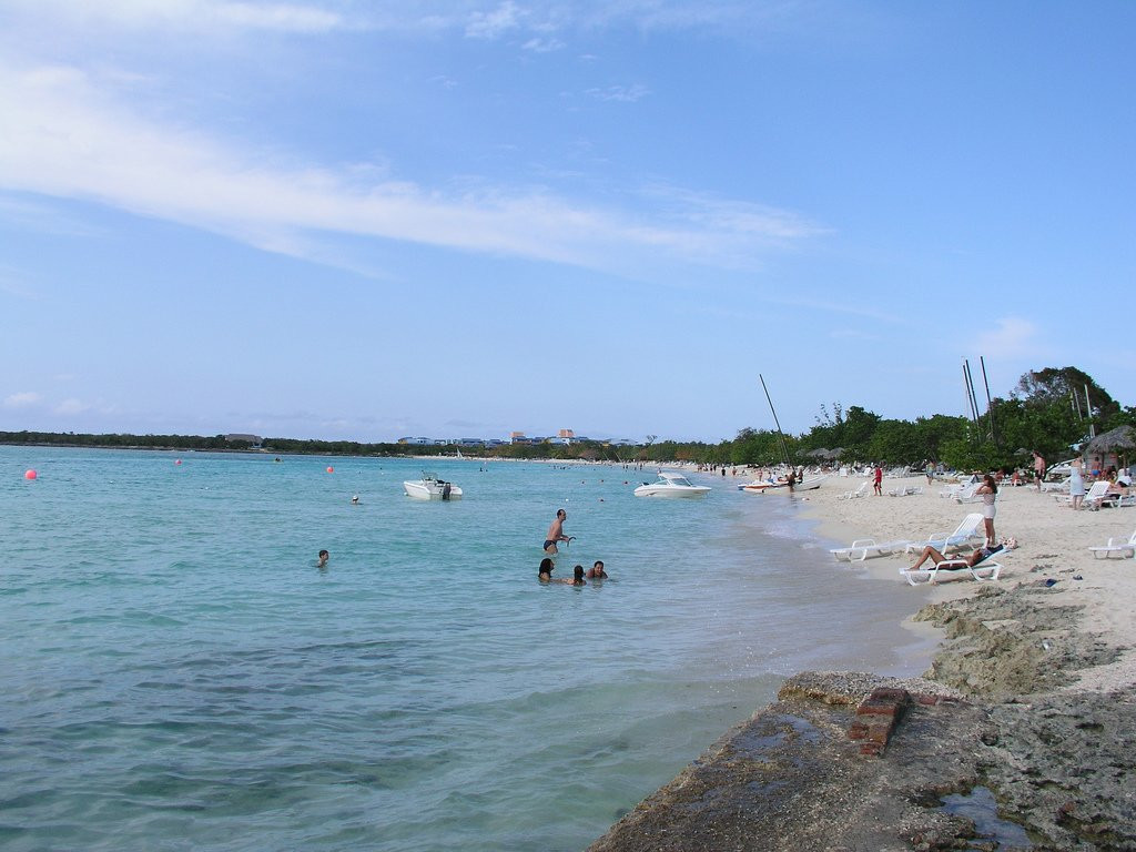 Туристы на пляже в Ольгин провинция, Куба. Фото 1 – фотографии Кубы