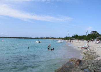 Туристы на пляже в Ольгин провинция, Куба. Фото 1 – фотографии Кубы