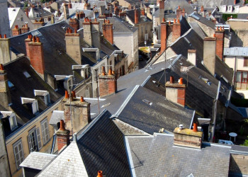 Крыши домов в Блуа, Франция – фотографии Франции