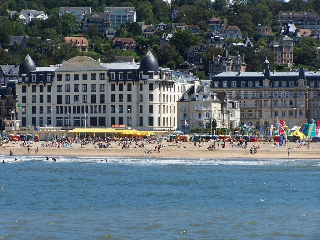 Люди на пляже в Трувиль-Сюр-Мер, Франция. Фото 1 – фотографии Франции