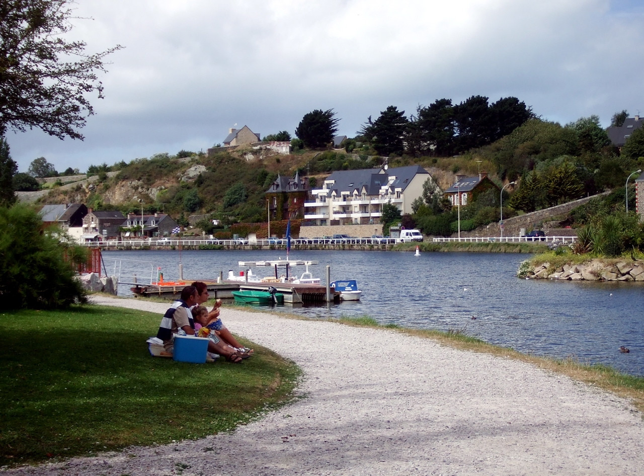 Набережная в Пленеф-Валь-Андре, Франция – фотографии Франции