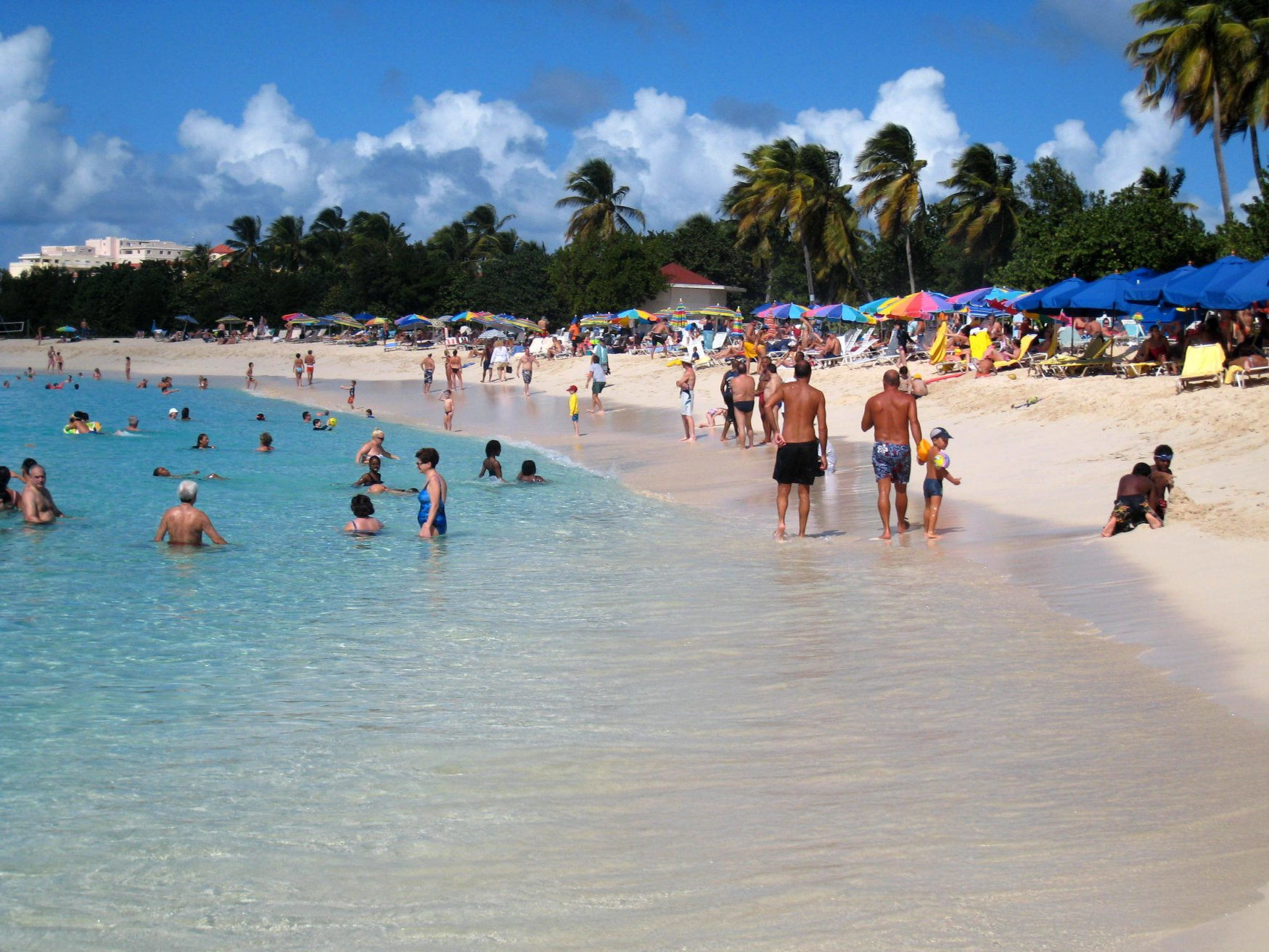 Люди на пляже в Сен-Мартене – фотографии Сен-Мартена