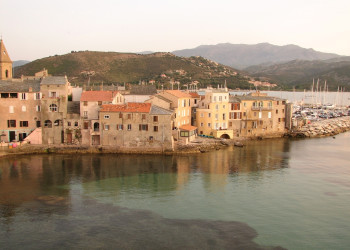 Дома на берегу в Сен-Флоране, Франция. Фото 1 – фотографии Франции