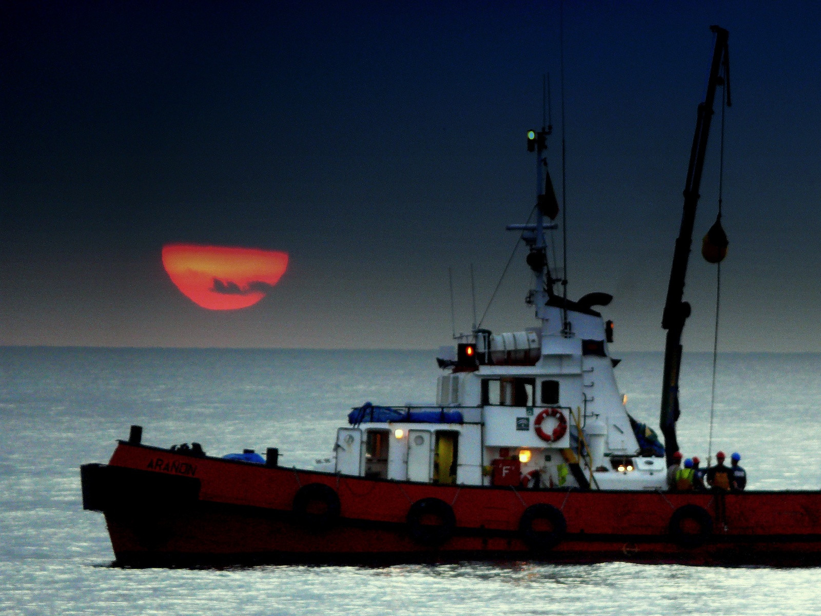 Кораблик у берегов Коста-Дель-Соль, Испания – фотографии Испании