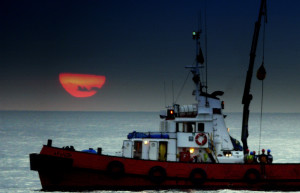 Кораблик у берегов Коста-Дель-Соль, Испания – фотографии Испании