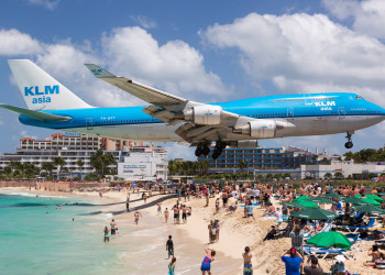 Самолёт на подлёте в аэропорт Принцессы Юлианы, Синт-Мартен – фотографии Синт-Мартена