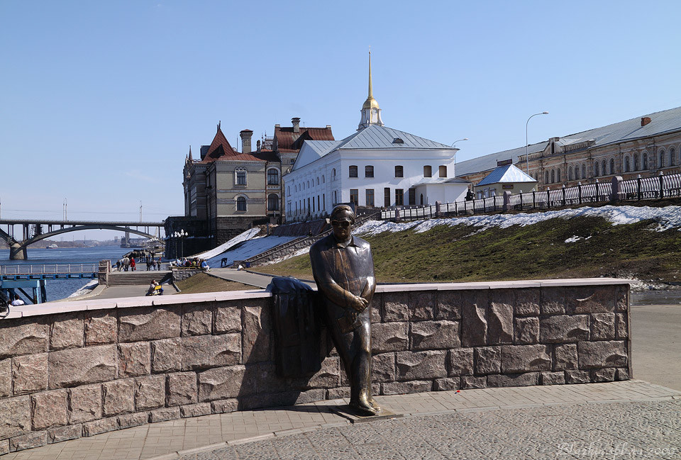 Памятник Льву Ошанину, Рыбинск – фотографии России