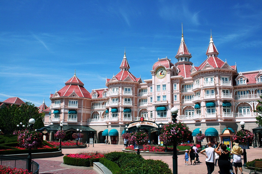 Парижский Диснейленд расположен рядом со столицей Франции, в 35 километрах от неё – фотографии Франции