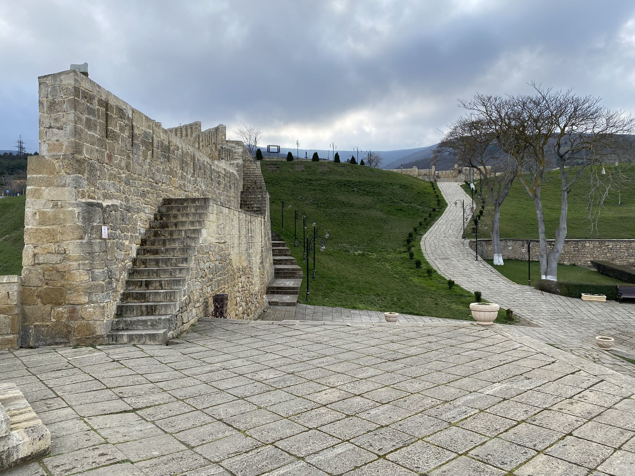 Цитадель Нарын-кала, лестница на стену крепости – фотографии России