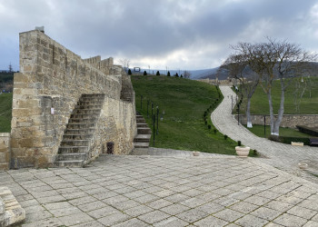 Цитадель Нарын-кала, лестница на стену крепости – фотографии России