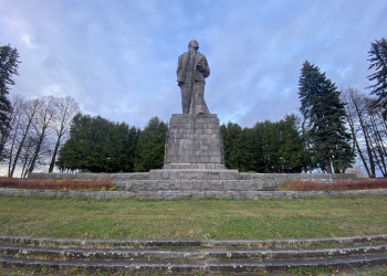 Монумент Ленину у входа в Канал имени Москвы – фотографии России
