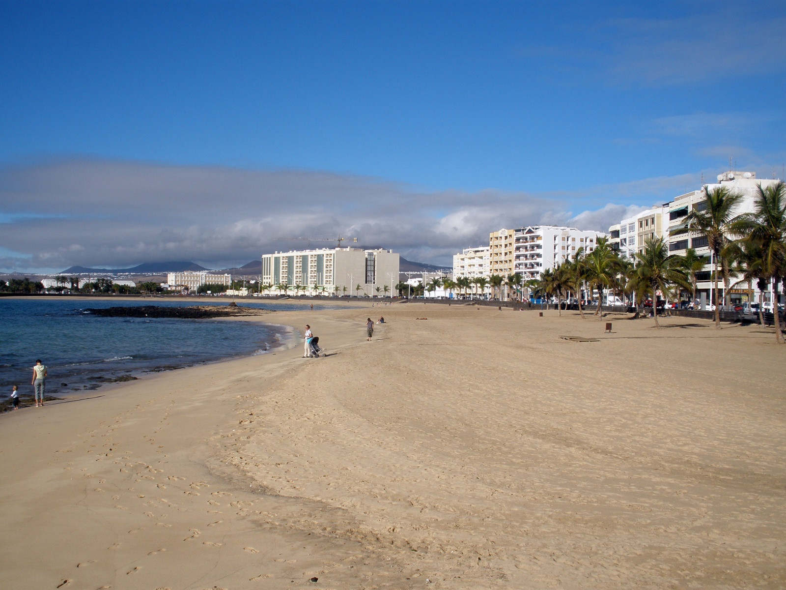 Главный городской пляж Арресифе – фотографии Канарских островов