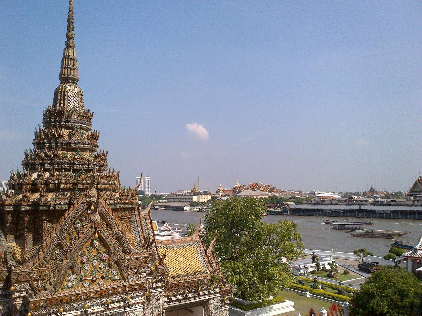 Буддийский храм в районе Бангкок Яй в Бангкоке, Таиланд – фотографии Таиланда