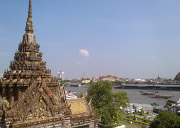 Буддийский храм в районе Бангкок Яй в Бангкоке, Таиланд – фотографии Таиланда
