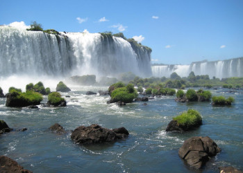 камни и зелень в водопаде. Игуасу национальный парк. Аргентина.  – фотографии Аргентины