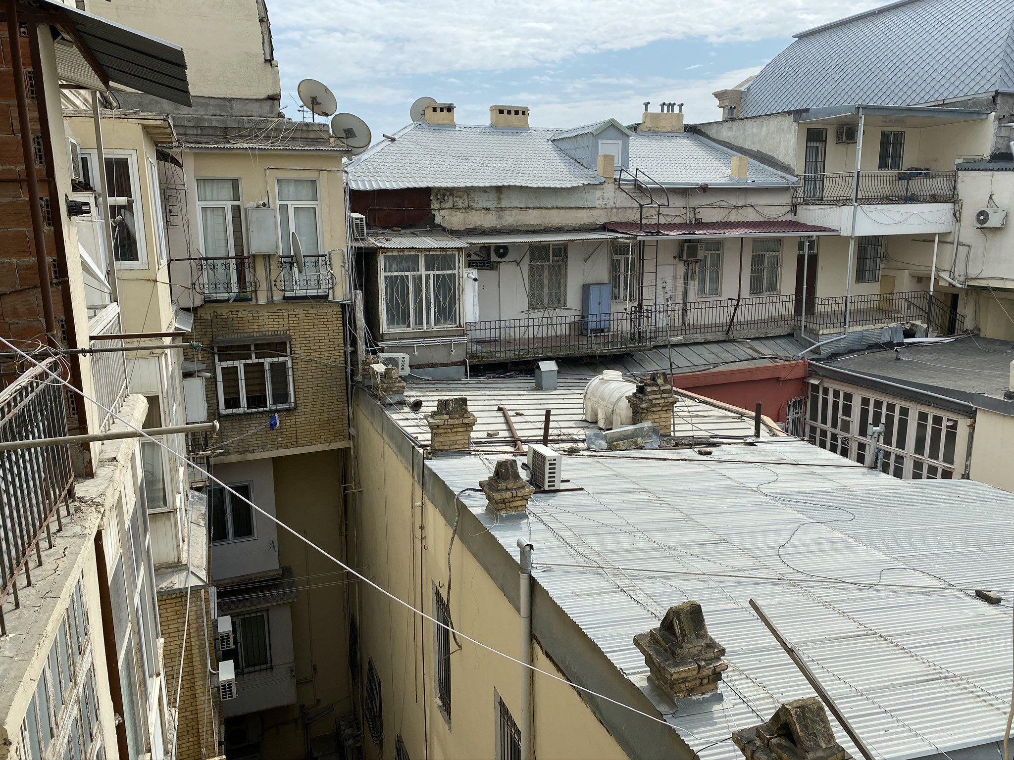 Вид из окна квартиры в центре Баку – фотографии Азербайджана