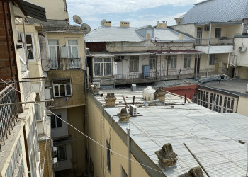 Вид из окна квартиры в центре Баку – фотографии Азербайджана