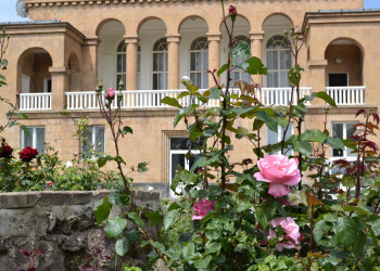 Сад с розами. Арзни. Армения. – фотографии Армении