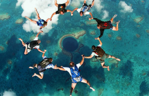 Парашютисты над Голубой дырой в Белизе – фотографии Белиза