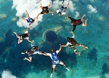 Парашютисты над Голубой дырой в Белизе – фотографии Белиза