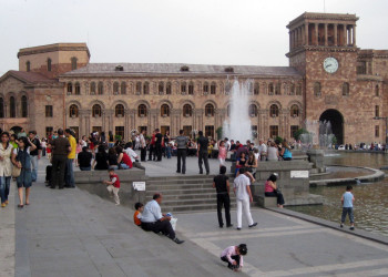 Люди у фонтана на площади Республики в Ереване, Армения – фотографии Армении