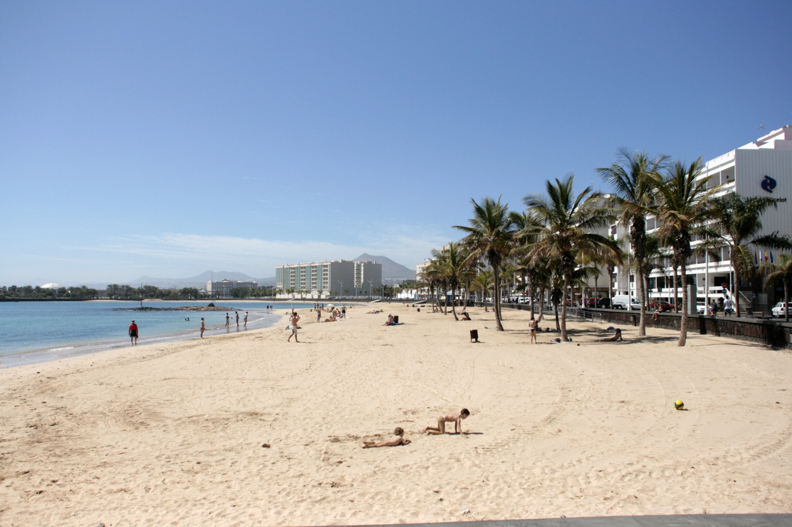 Главный городской пляж Арресифе - Playa del Reducto – фотографии Канарских островов