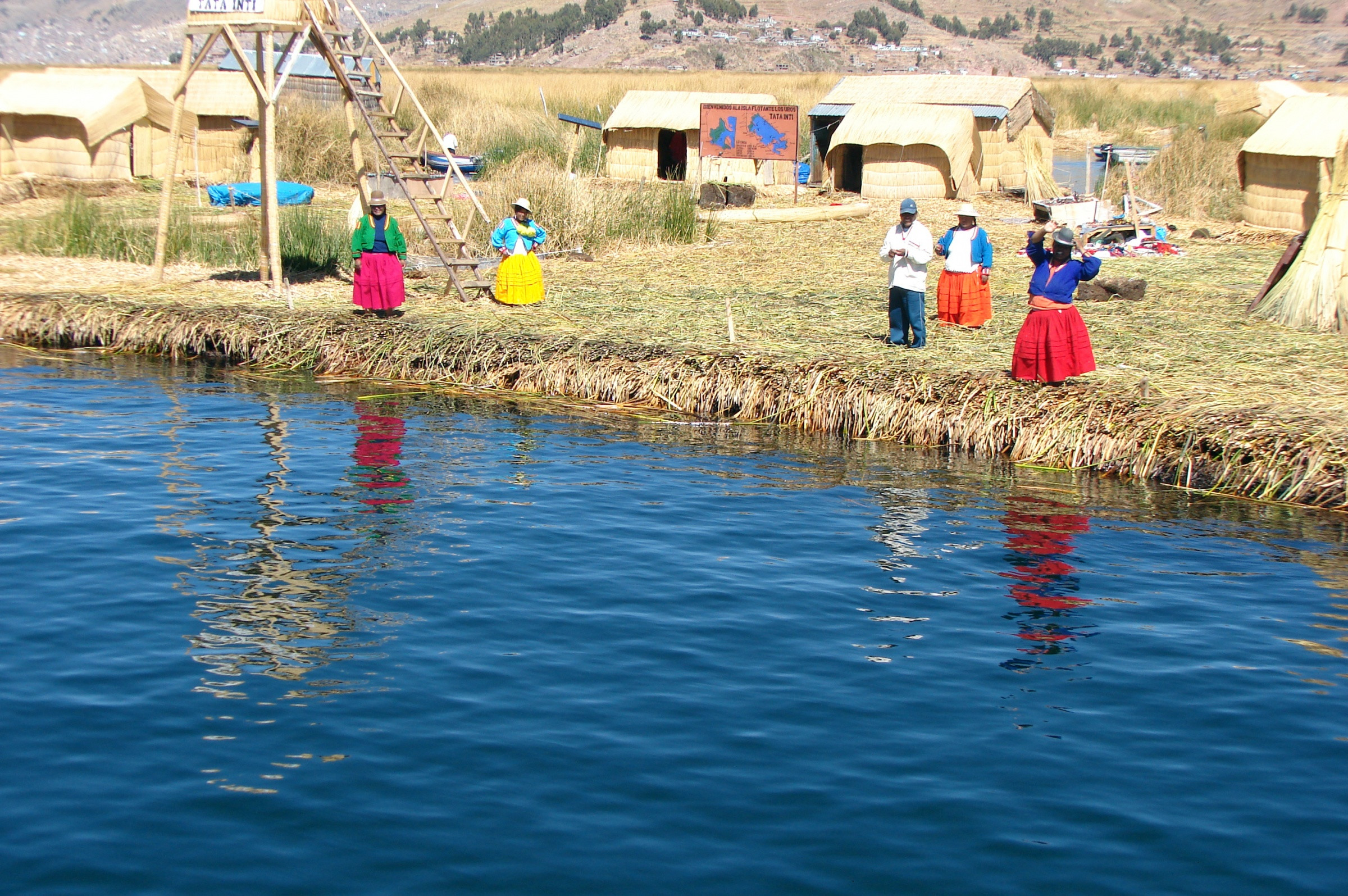 Плавучий остров Урос на озере Титикака в Перу – фотографии Перу