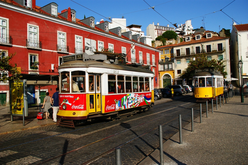 Трамвай в Лиссабоне, Португалия – фотографии Португалии