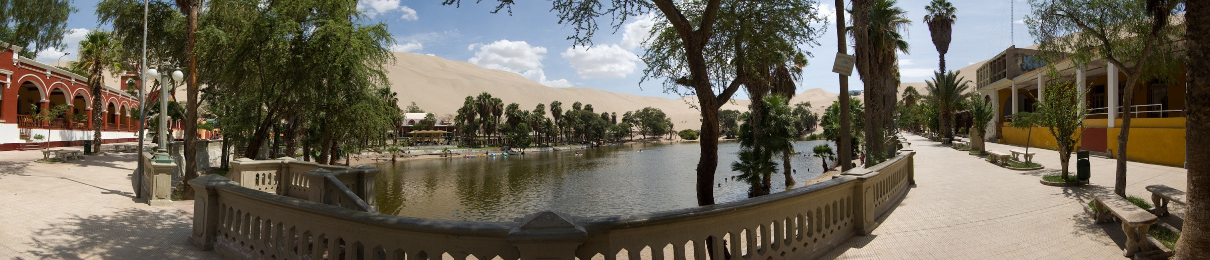 Набережная в городе Хуакачина (Huacachina), Перу – фотографии Перу