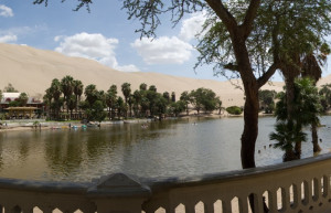 Набережная в городе Хуакачина (Huacachina), Перу – фотографии Перу