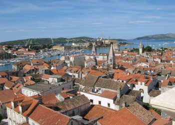 Крыши домов в Трогир, Хорватия – фотографии Хорватии