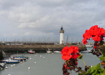 Маяк на набережной в Кибероне, Франция – фотографии Франции