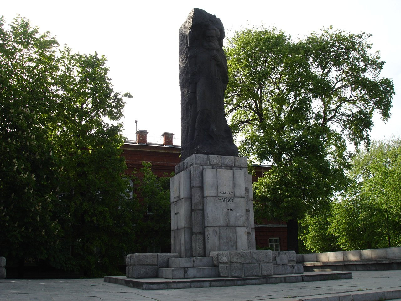 Памятник К. Марксу в Ульяновске, Россия. Фото 2 – фотографии России