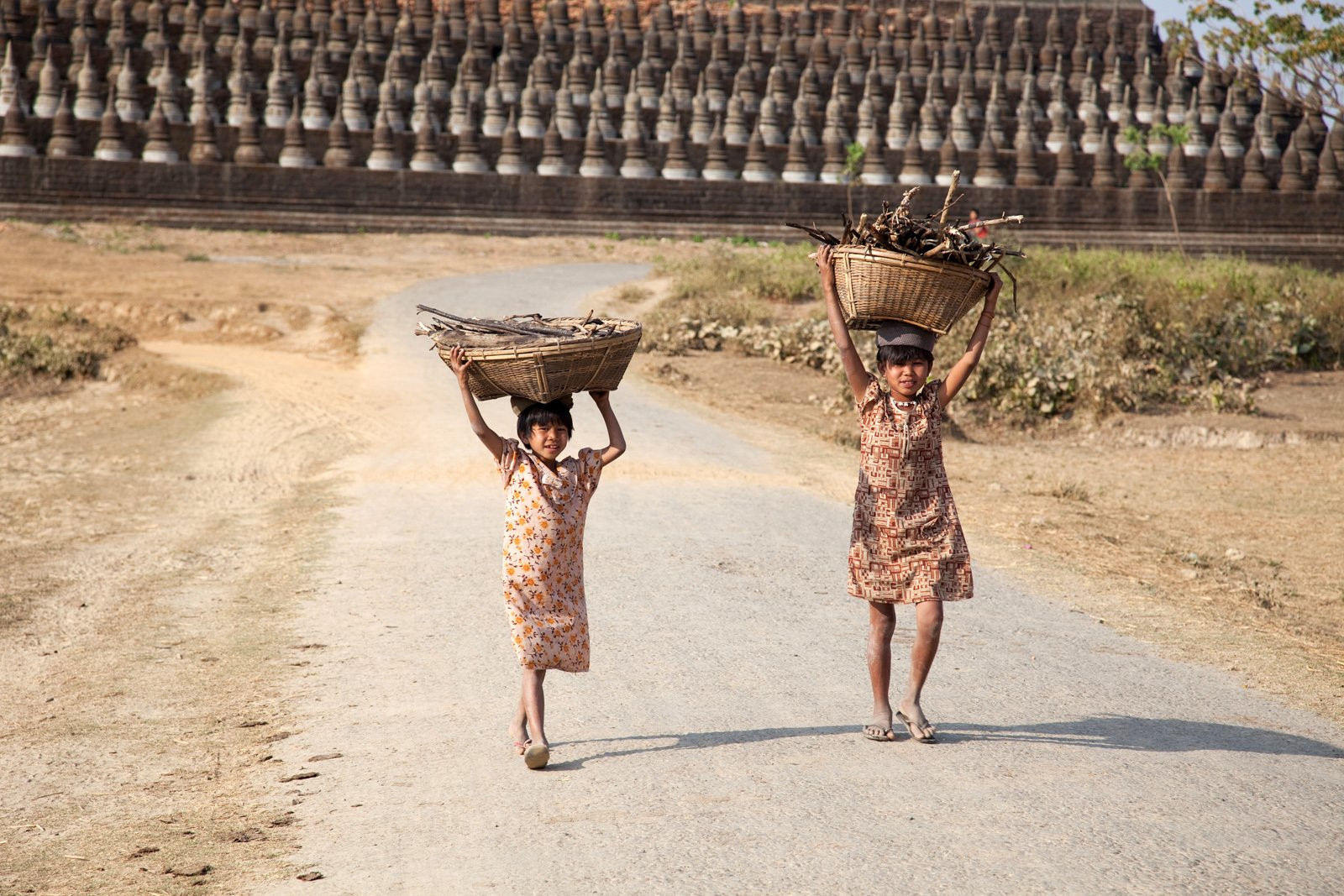 Дети у храма Коэтаун – фотографии Мьянмы
