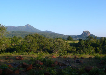 Гора Попа (слева) и Попа Таунгкалат» (справа) – фотографии Мьянмы