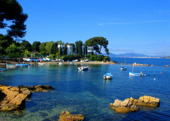 Бухта в Жуан-ле-Пен, Франция – фотографии Франции