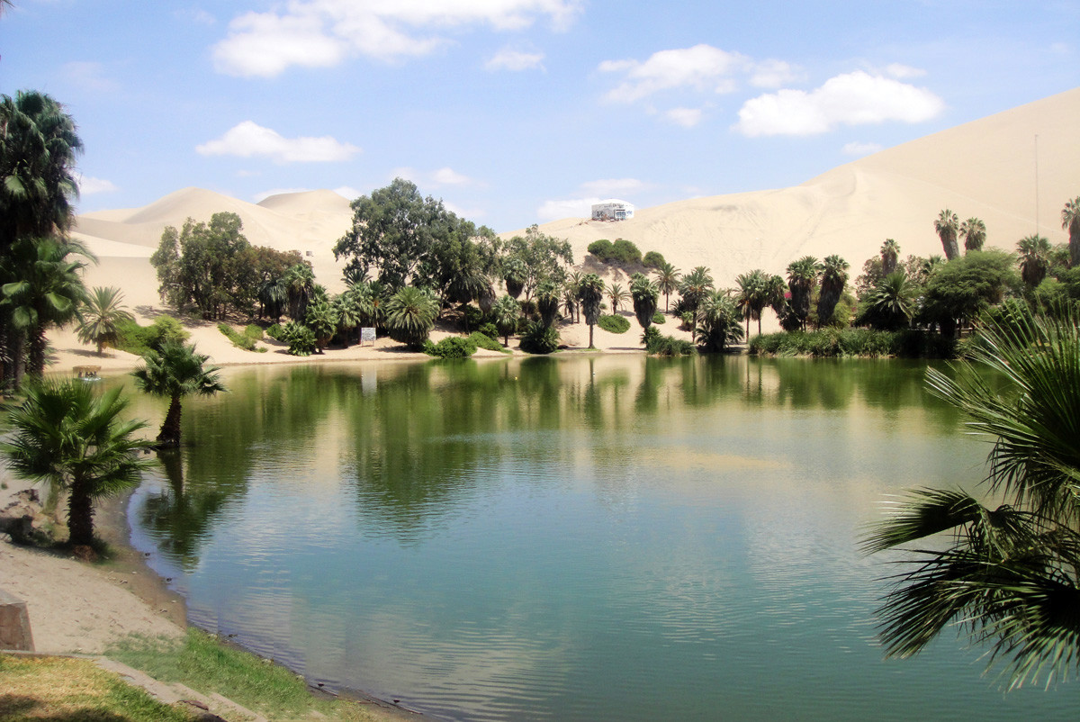 Озеро в оазисе Хуакачина (Huacachina) – фотографии Перу