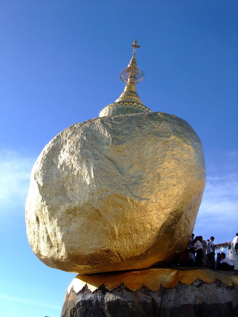 Золотой камень в Чайттийо, Мьянма – фотографии Мьянмы